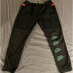 L NIKE SWEATPANTS